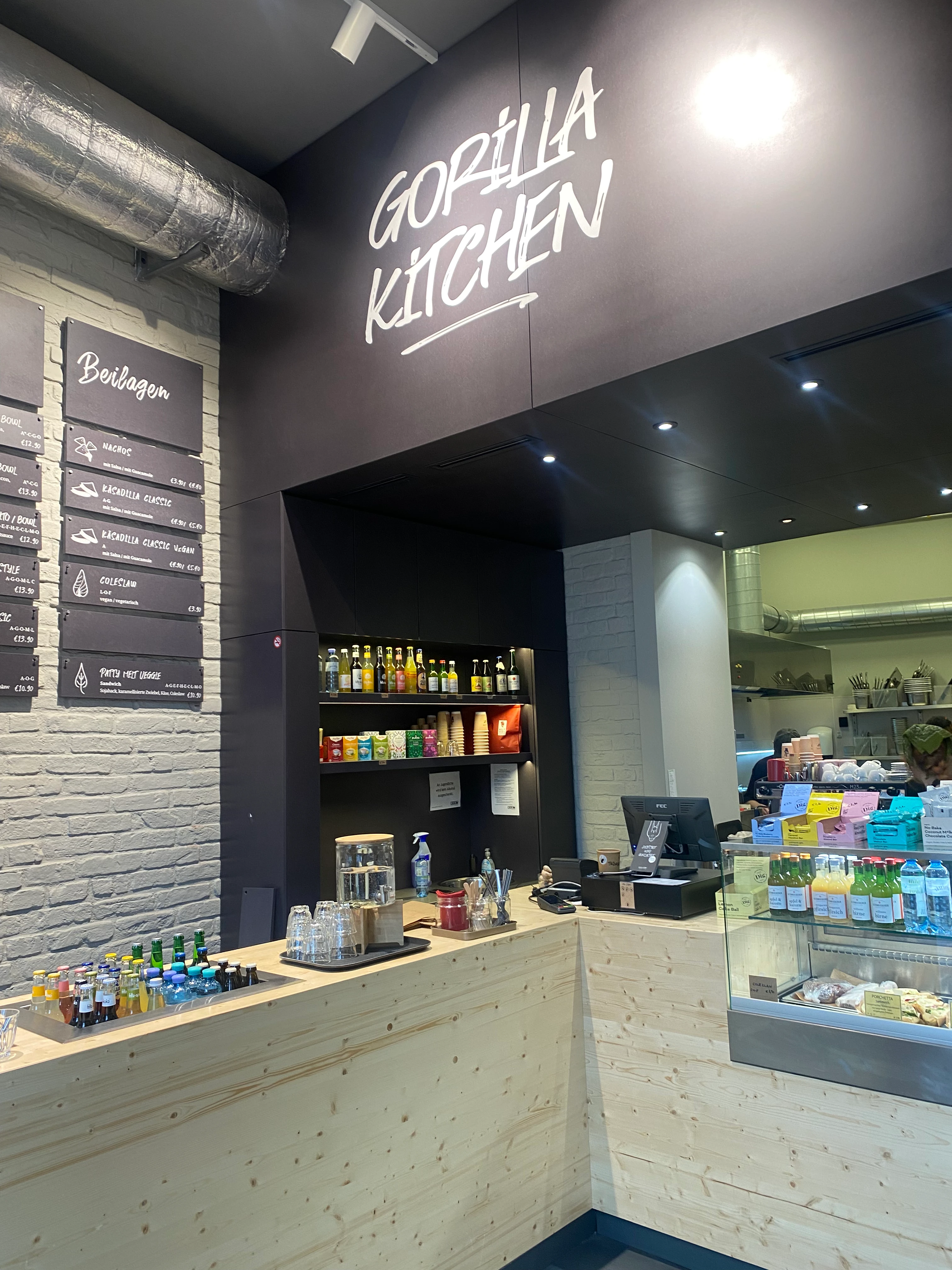 Innenansicht Gorilla Kitchen Restaurant mit Menü und Getränken